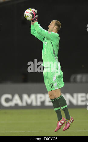 Washington, DC, USA. 20e Août, 2014. 20140820 : D.C. United gardien Joe Willis (31) élève d'un coup franc FC Waterhouse dans la seconde moitié d'un match de Ligue des Champions de la Concacaf au Stade RFK à Washington. United a battu Waterhouse FC, 1-0. Credit : Chuck Myers/ZUMA/Alamy Fil Live News Banque D'Images