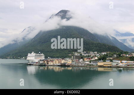 MSC Magnifica à Åndalsnes, Rauma, Romsdalsfjorden, Møre og Romsdal, Vestlandet, Norvège, Scandinavie, Europe Banque D'Images