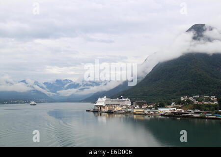 MSC Magnifica à Åndalsnes, Rauma, Romsdalsfjorden, Møre og Romsdal, Vestlandet, Norvège, Scandinavie, Europe Banque D'Images