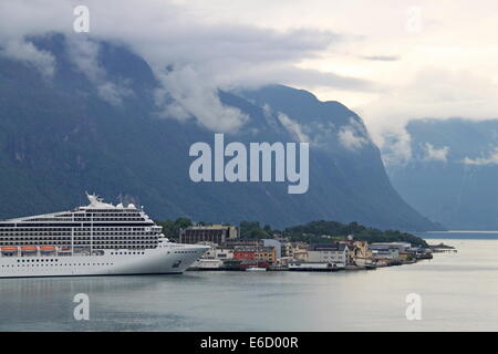 MSC Magnifica à Åndalsnes, Rauma, Romsdalsfjorden, Møre og Romsdal, Vestlandet, Norvège, Scandinavie, Europe Banque D'Images