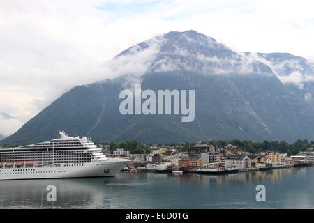 MSC Magnifica à Åndalsnes, Rauma, Romsdalsfjorden, Møre og Romsdal, Vestlandet, Norvège, Scandinavie, Europe Banque D'Images