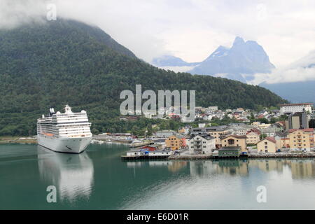 MSC Magnifica à Åndalsnes, Rauma, Romsdalsfjorden, Møre og Romsdal, Vestlandet, Norvège, Scandinavie, Europe Banque D'Images