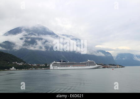 MSC Magnifica à Åndalsnes, Rauma, Romsdalsfjorden, Møre og Romsdal, Vestlandet, Norvège, Scandinavie, Europe Banque D'Images