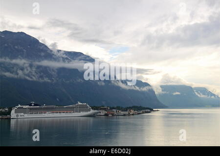 MSC Magnifica à Åndalsnes, Rauma, Romsdalsfjorden, Møre og Romsdal, Vestlandet, Norvège, Scandinavie, Europe Banque D'Images