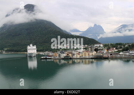 MSC Magnifica à Åndalsnes, Rauma, Romsdalsfjorden, Møre og Romsdal, Vestlandet, Norvège, Scandinavie, Europe Banque D'Images