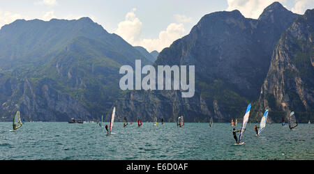 Les véliplanchistes sur le lac de Garde près de Torbole, Lago di Garda, Torbole, Nago, Italie, Europe, planche à voile, sport aquatique , alpes Banque D'Images