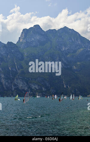 Les véliplanchistes sur le lac de Garde près de Torbole, Lago di Garda, Torbole, Nago, Italie, Europe, planche à voile, sport aquatique , alpes Banque D'Images