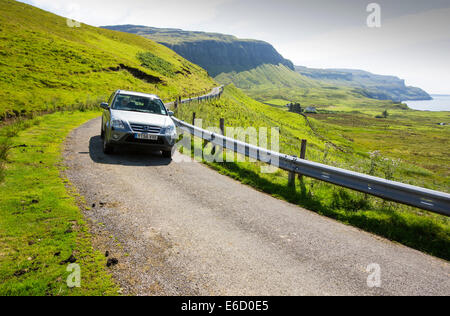 Une voiture sur la route à voie unique ci-dessous, plus Ben un Munro sur l'Isle of Mull, Scotland, UK. Banque D'Images