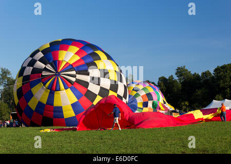 METAMORA, MICHIGAN - 24 août 2013 : lancement du ballon à air chaud à l'Assemblée Metamora Pays Jours et Hot Air Balloon Festival. Banque D'Images