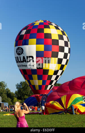 METAMORA, MICHIGAN - 24 août 2013 : lancement du ballon à air chaud à l'Assemblée Metamora Pays Jours et Hot Air Balloon Festival. Banque D'Images