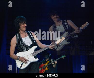 Englewood, Colorado, USA. 20e Août, 2014. JEFF BECK joue lors d'un concert à Fiddlers Green Amphitheatre mercredi soir. Credit : Hector Acevedo/ZUMA/Alamy Fil Live News Banque D'Images