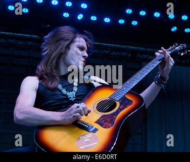 Englewood, Colorado, USA. 20e Août, 2014. TYLER BRYAN fonctionne comme l'acte d'ouverture lors d'un concert à Fiddlers Green Amphitheatre mercredi soir. Credit : Hector Acevedo/ZUMA/Alamy Fil Live News Banque D'Images