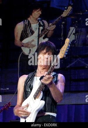 Englewood, Colorado, USA. 20e Août, 2014. JEFF BECK joue lors d'un concert à Fiddlers Green Amphitheatre mercredi soir. Credit : Hector Acevedo/ZUMA/Alamy Fil Live News Banque D'Images