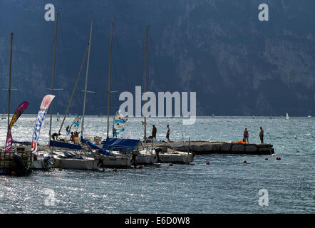 Ville de Riva Del Garda sur le bord de l'eau au lac de Garde, Italie, Europe Banque D'Images