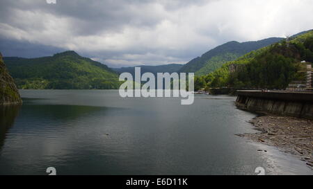 Lac Vidraru et barrage, la Roumanie. Banque D'Images