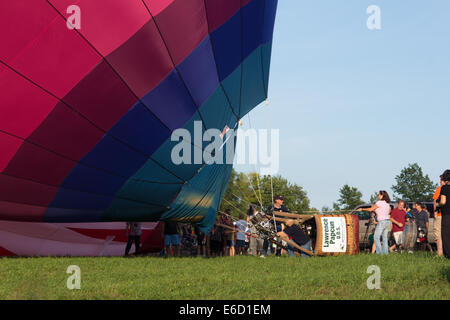 METAMORA, MICHIGAN - 24 août 2013 : lancement du ballon à air chaud à l'Assemblée Metamora Pays Jours et Hot Air Balloon Festival. Banque D'Images