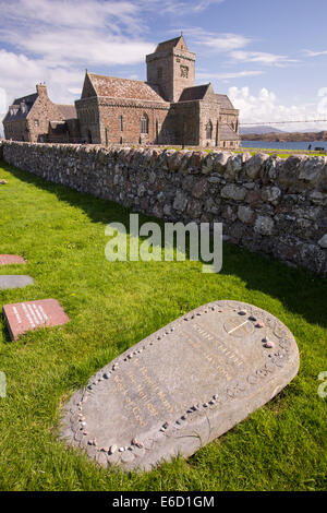 L'Abbaye d'Iona Iona, off Mull, Écosse, Royaume-Uni, avec la tombe de John Smith, l'ancien leader du travail au premier plan. Banque D'Images