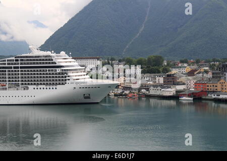 MSC Magnifica à Åndalsnes, Rauma, Romsdalsfjorden, Møre og Romsdal, Vestlandet, Norvège, Scandinavie, Europe Banque D'Images