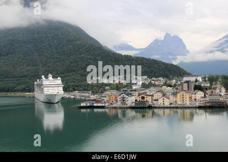 MSC Magnifica à Åndalsnes, Rauma, Romsdalsfjorden, Møre og Romsdal, Vestlandet, Norvège, Scandinavie, Europe Banque D'Images