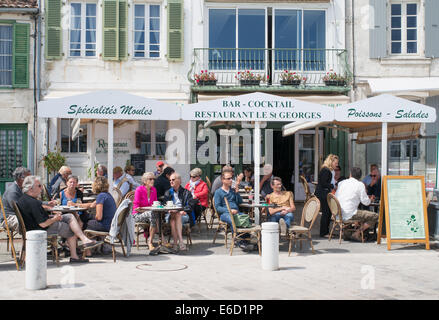 Les gens assis à l'extérieur restaurant à La Rochelle, l'île de Ré, Charente-Maritime, France Banque D'Images