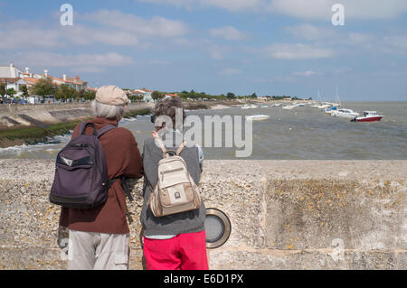 Vieux couple à la mer de nos bateaux amarrés au mur du port La Flotte, l'île de Ré, Charente-Maritime, France Banque D'Images