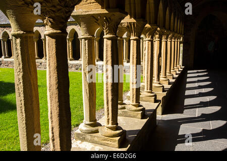 Piliers de grès à l'abbaye d'Iona Iona, off Mull, Ecosse, Royaume-Uni. Banque D'Images