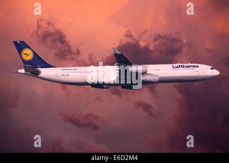 Lufthansa Airbus A330-343 en vol au cours d'une tempête Banque D'Images