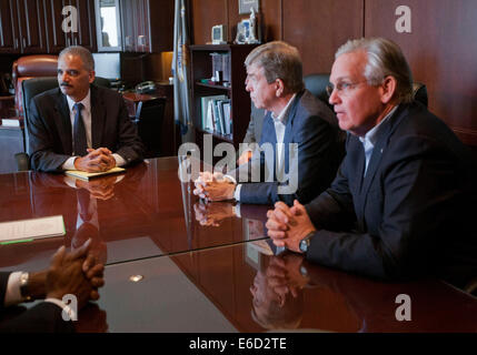 Ferguson, Mo. 20e Août, 2014. Procureur général des États-Unis, Eric Holder, gauche, au cours de sa rencontre avec le sénateur américain Roy Blunt, R-centre, Ve, Missouri Gov. Jay Nixon, droite, et les autres élus au bureau du procureur général à Saint Louis, Mo., mercredi, 20 août 2014. Le titulaire s'est rendu à Saint-Jean Louis-Area pour superviser l'enquête du gouvernement fédéral sur la fusillade de 18 ans Michael Brown par un policier le 9 août. Dpa : Crédit photo alliance/Alamy Live News Banque D'Images