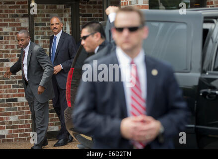 Ferguson, Mo. 20e Août, 2014. Procureur général des États-Unis, Eric Holder, sort de Drake's Place Restaurant à la suite de sa rencontre avec les dirigeants des collectivités locales, le mercredi, 20 août 2014, à Ferguson, porte-ve est arrivé à New York le mercredi, qu'un petit groupe de manifestants se sont rassemblés devant le bâtiment où un grand jury pourrait commencer à entendre la preuve pour déterminer si un agent de police qui a tiré sur Ferguson, 18 ans, Michael Brown peut être chargée dans sa mort. Dpa : Crédit photo alliance/Alamy Live News Banque D'Images