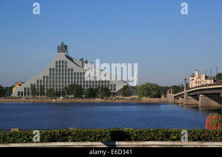 La Bibliothèque nationale de Lettonie, de la rivière Daugava, pont de pierre, Akmens incline, Riga, Lettonie Banque D'Images