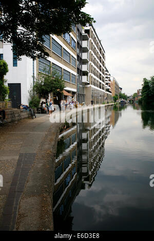 Chemin de halage cafe sur Regent's Canal à la ville de Beauvoir, Londres, UK Banque D'Images