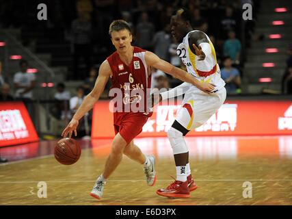 Bonn, Allemagne. 20e Août, 2014. L'Allemagne Dennis Schroeder (L) et la Pologne Robert Skibniewski en action pendant le championnat de basket-ball le match de qualification entre l'allemand et la Pologne à la Telekom Dome à Bonn, Allemagne, 20 août 2014. Photo : HENNING KAISER/dpa/Alamy Live News Banque D'Images