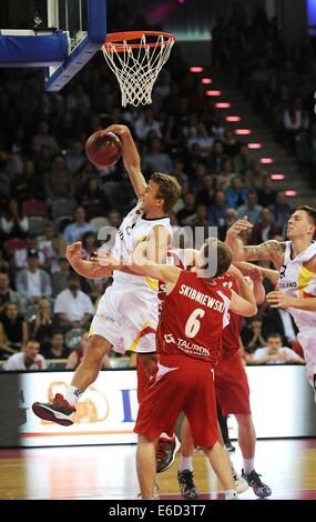 Bonn, Allemagne. 20e Août, 2014. L'Allemagne Heiko Schaffartzik, est comparée à la Pologne Robert Skibniewski (R) lors de l'adéquation entre la qualification des championnats de basket-ball allemand et la Pologne à la Telekom Dome à Bonn, Allemagne, 20 août 2014. Photo : HENNING KAISER/dpa/Alamy Live News Banque D'Images