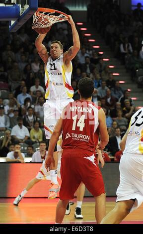 Bonn, Allemagne. 20e Août, 2014. L'Allemagne Daniel Theiss dunks la balle pendant le championnat de basket-ball match de qualification européen entre l'allemand et la Pologne à la Telekom Dome à Bonn, Allemagne, 20 août 2014. Photo : HENNING KAISER/dpa/Alamy Live News Banque D'Images