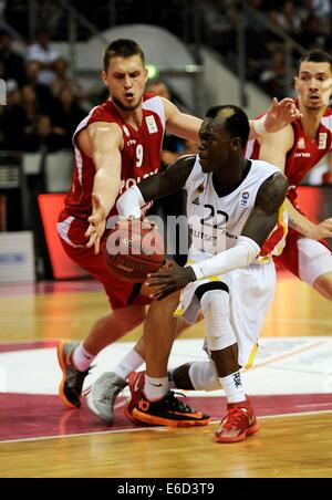 Bonn, Allemagne. 20e Août, 2014. L'Allemagne Dennis Schroeder, est comparée à la Pologne Mateusz Ponitka (L) lors de l'adéquation entre la qualification des championnats de basket-ball allemand et la Pologne à la Telekom Dome à Bonn, Allemagne, 20 août 2014. Photo : HENNING KAISER/dpa/Alamy Live News Banque D'Images