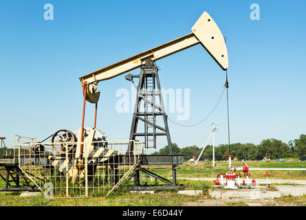 L'extraction du pétrole par pumpjack dans région du Caucase, en journée d'été Banque D'Images