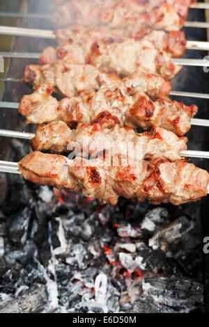 Avec de la viande des brochettes brochettes brochettes sur la combustion du charbon, Close up Banque D'Images