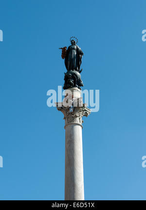 Colonne de l'Immaculée Conception, un monument du 19ème siècle dans le centre de Rome, Italie Banque D'Images