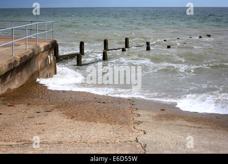 Une marée haute sur la côte est à Overstrand, Norfolk, Angleterre, Royaume-Uni. Banque D'Images