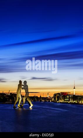 Berlin, Allemagne. 20e Août, 2014. Le bleu ciel du soir derrière la molécule Man sculpture, Oberbaumbruecke et tour de télévision de Berlin, Allemagne, 20 août 2014. Photo : PAUL ZINKEN/dpa/Alamy Live News Banque D'Images