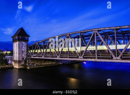 Berlin, Allemagne. 20e Août, 2014. Un S-bahn traverse un pont sur la Spree Treptower Park près de gare de Berlin, Allemagne, 20 août 2014. Photo : PAUL ZINKEN/dpa/Alamy Live News Banque D'Images