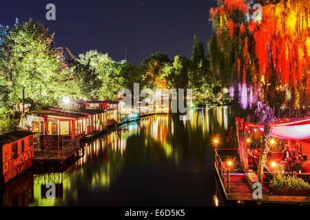 Berlin, Allemagne. 20e Août, 2014. Une exposition présente le lont lumières colorées le long de la Landwehrkanal à partir de l'Ober Freiarchenbruecke à Berlin, Allemagne, 20 août 2014. Photo : PAUL ZINKEN/dpa/Alamy Live News Banque D'Images