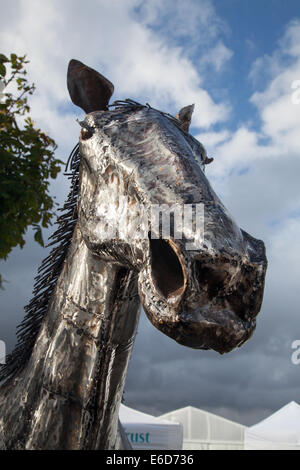 Upcycled Metal Sculptures Cheval, métal soudé faune sculpture art africain, faite en Afrique de métaux recyclés, Southport, Merseyside, Royaume-Uni Banque D'Images