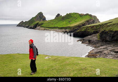 Un visiteur à admirer la vue de l'île de la principale dun St. Kilda île de Hirta Banque D'Images