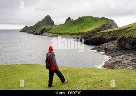 Un visiteur à admirer la vue de l'île de la principale dun St. Kilda île de Hirta Banque D'Images