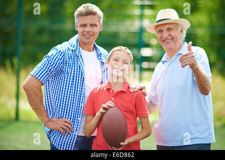 Portrait de trois mâles avec ballon de rugby Banque D'Images