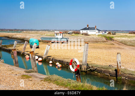 Quai de Hurst Spit avec la 1867 Hurst Point Lighthouse près de Freshwater Hampshire Angleterre Angleterre Europe Banque D'Images