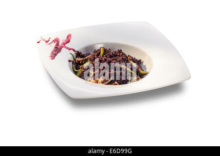 Risotto aux courgettes et riz sauvage noir isolated on white plate Banque D'Images