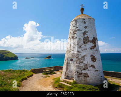 Le pepperpot blanche sur Lighthouse Hill Portreath Cornwall. Une fois utilisé comme un refuge d'où une place de sholes serait Huer Pilch Banque D'Images