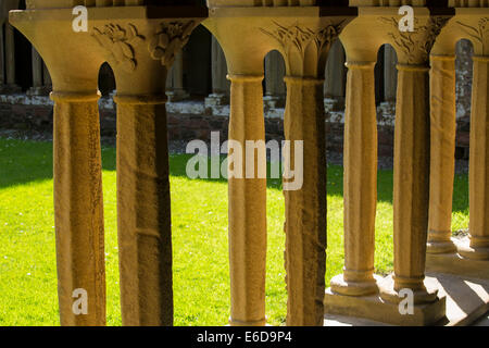 Piliers de grès à l'abbaye d'Iona Iona, off Mull, Ecosse, Royaume-Uni. Banque D'Images